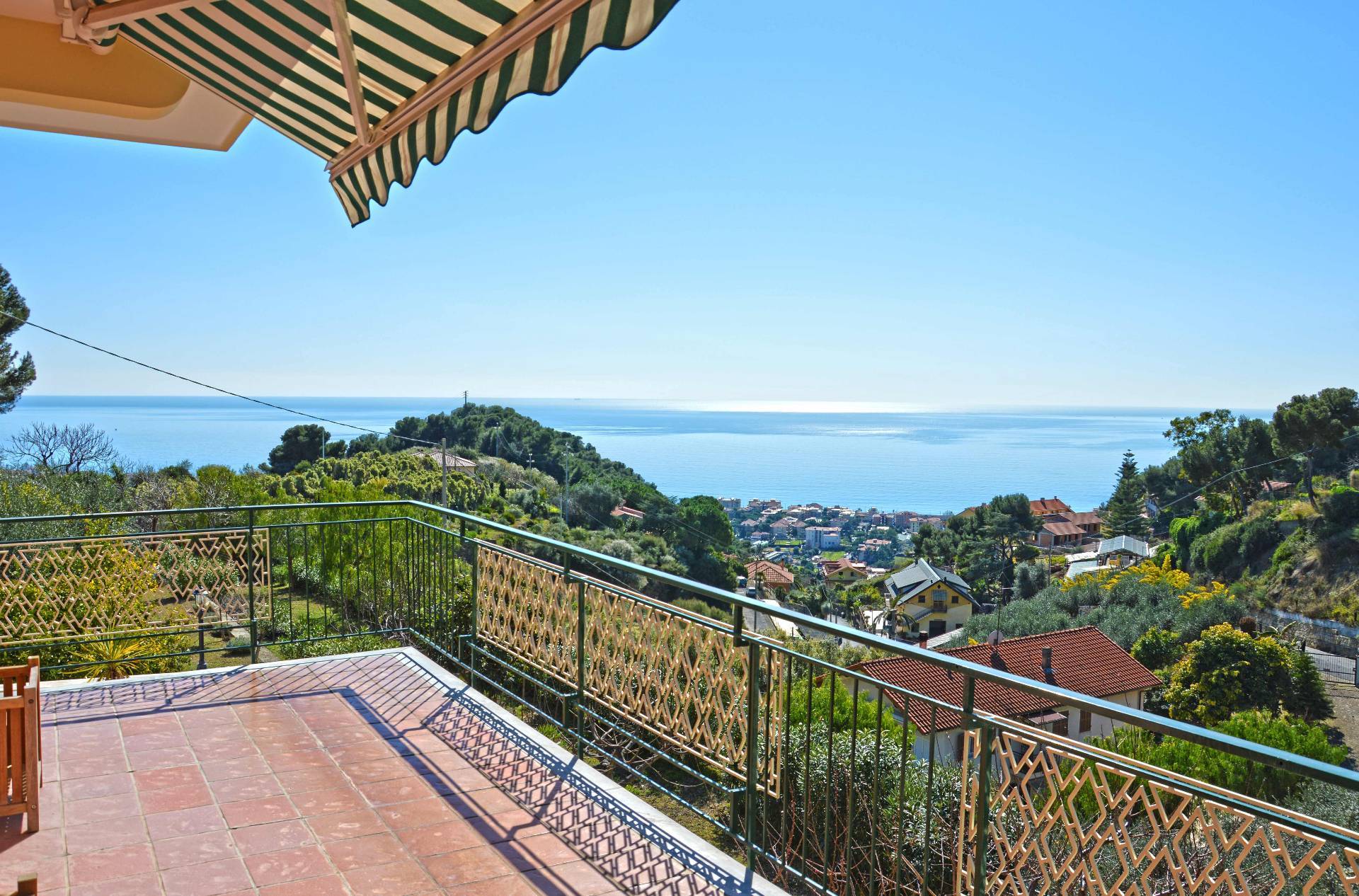 Bordighera large 4 stories-Villa for sale with dependance, outstanding sea view and lush garden