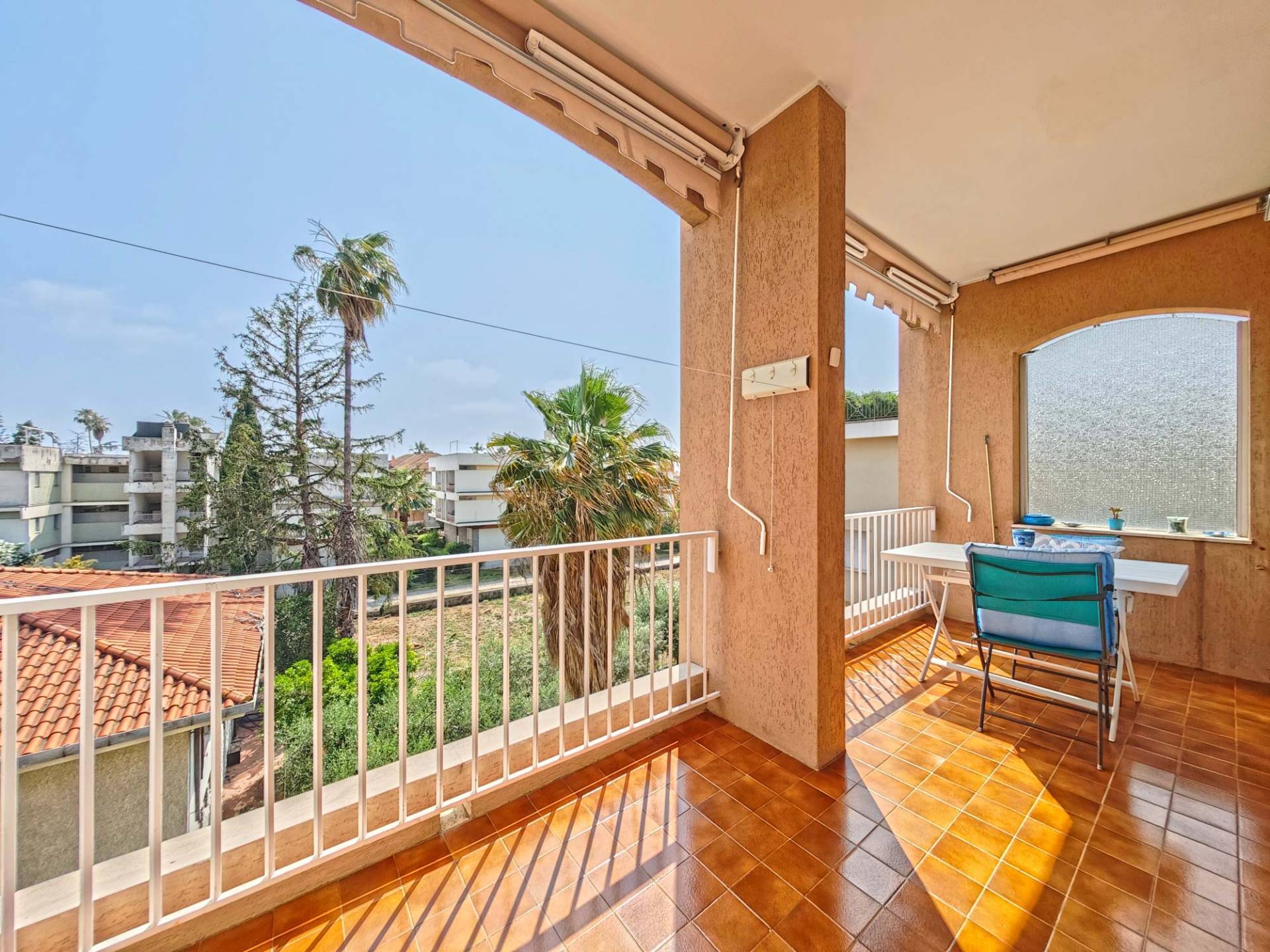 Bordighera, large top floor one berdoom appartment for sale with terrace and cellar