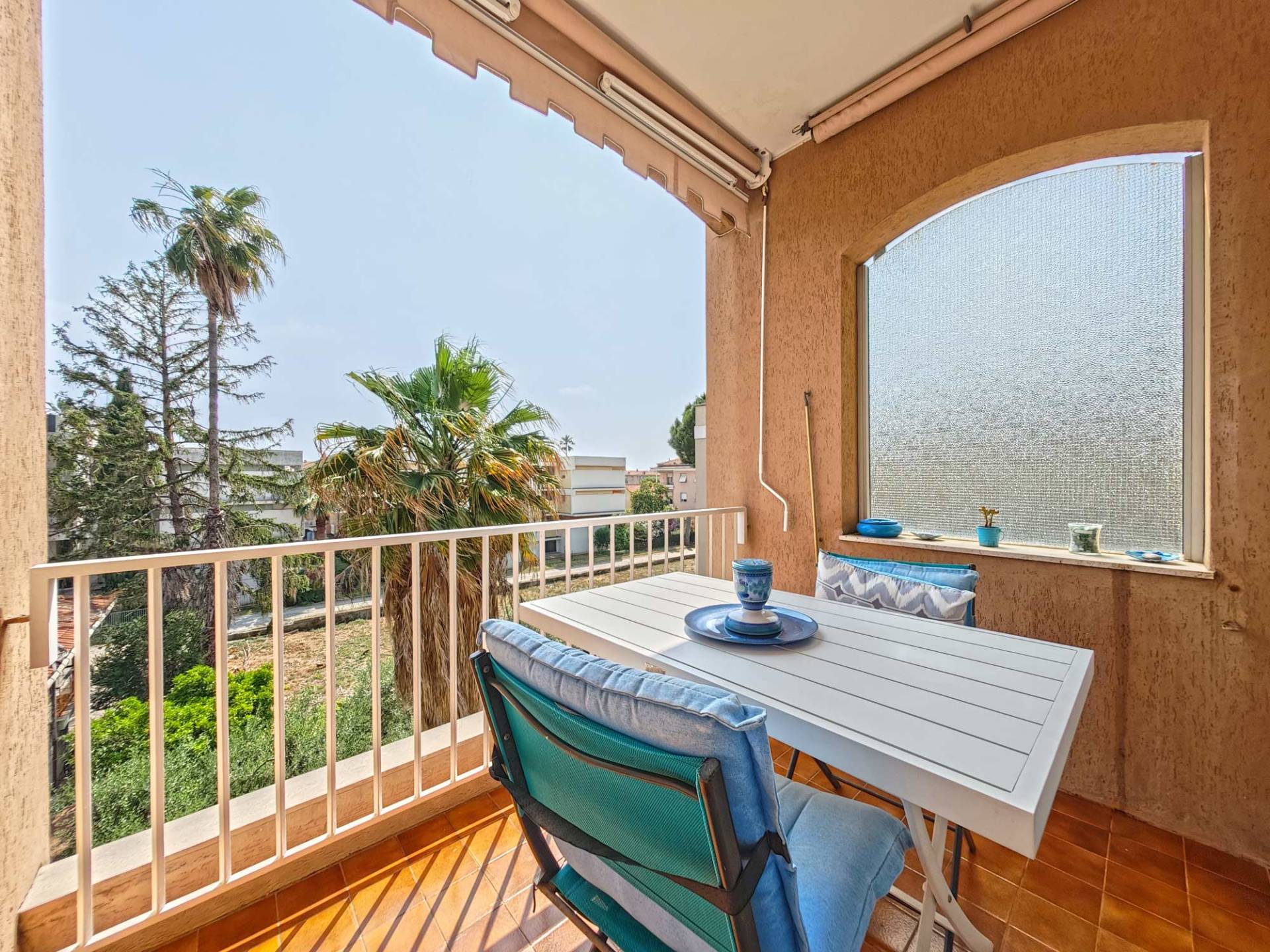 Bordighera, large topo floor one berdoom appartment for sale with terrace and cellar