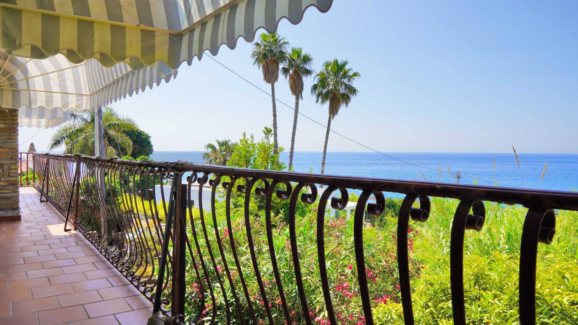 Villa for sale in Santo Stefano al Mare with spectacular sea view, walking distance to beaches and amenities