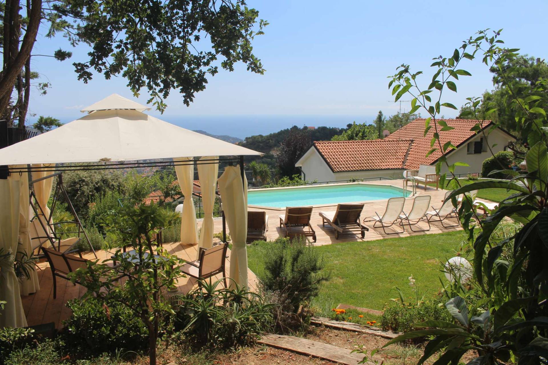 Villa with pool for sale in Imperia