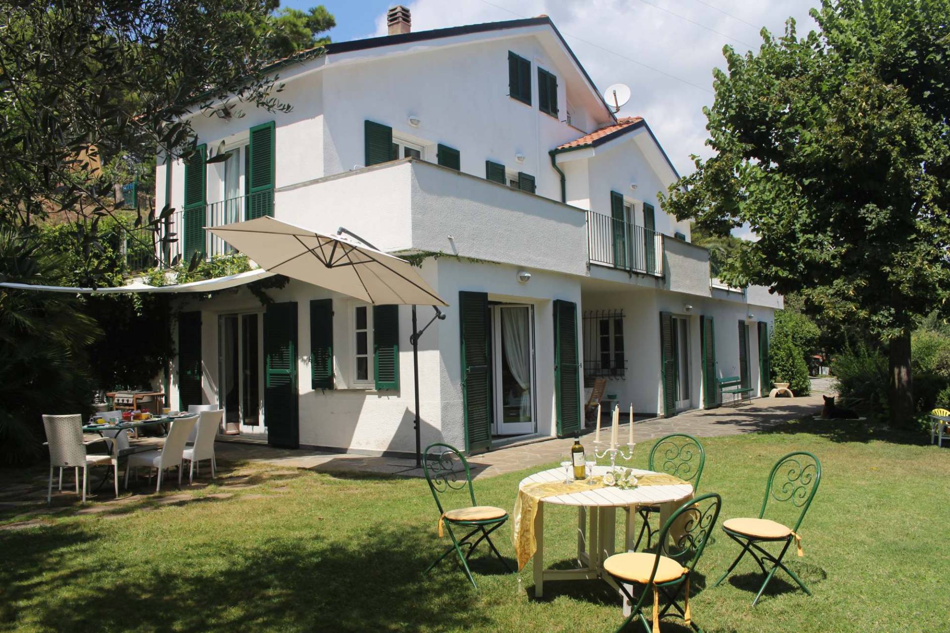 Villa with pool for sale in Imperia