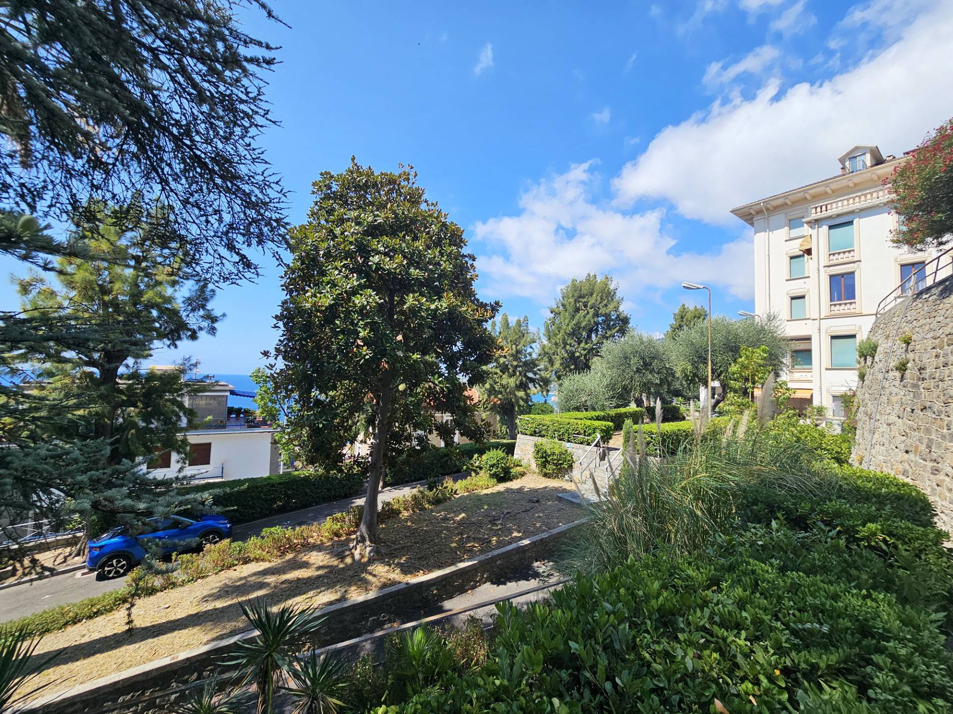 Apartment for sale in a historic villa with a private park in Ospedaletti