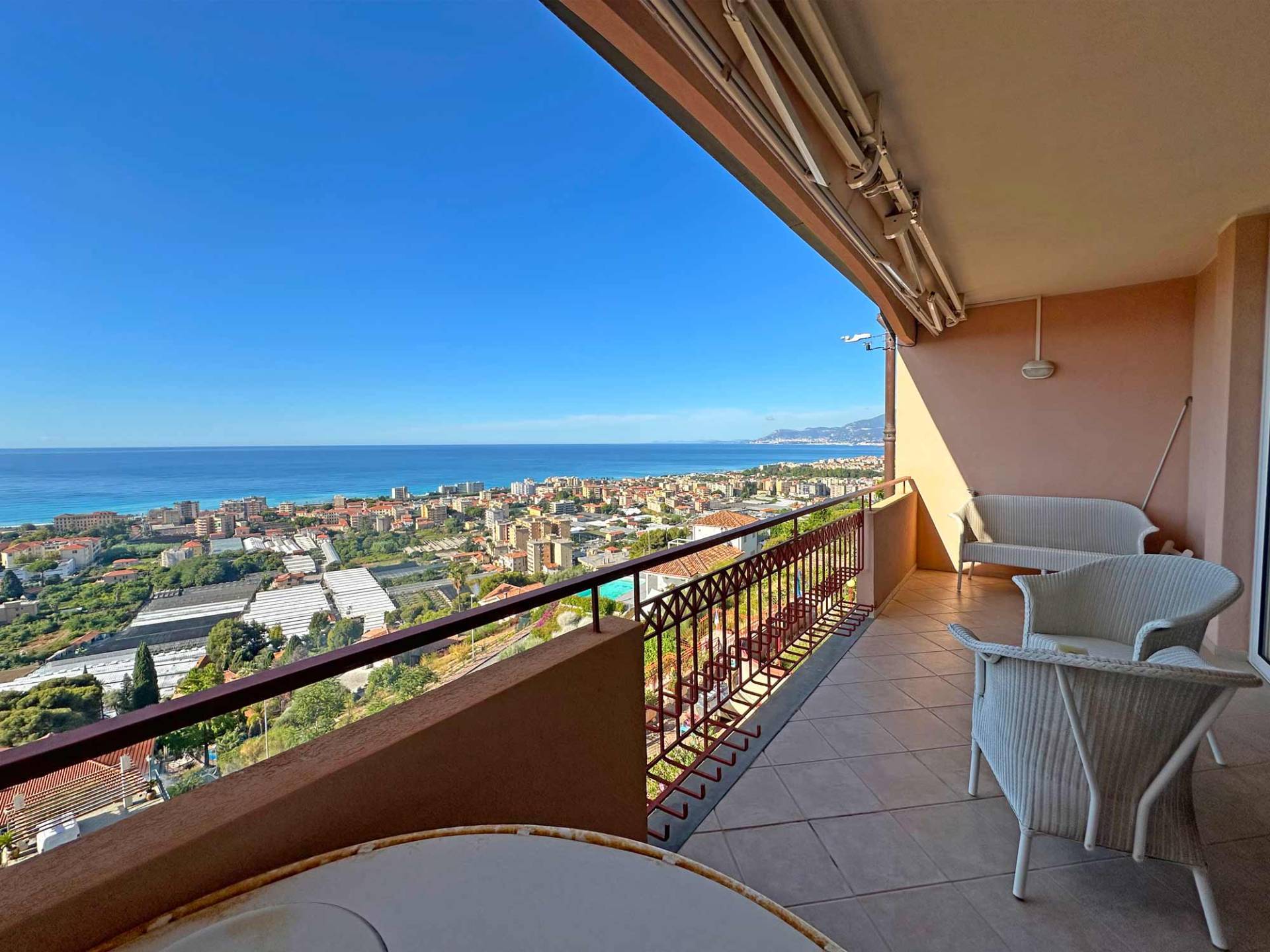 Vallecrosia exclusive top floor appartment for sale with terraces and stunning 180° sea views