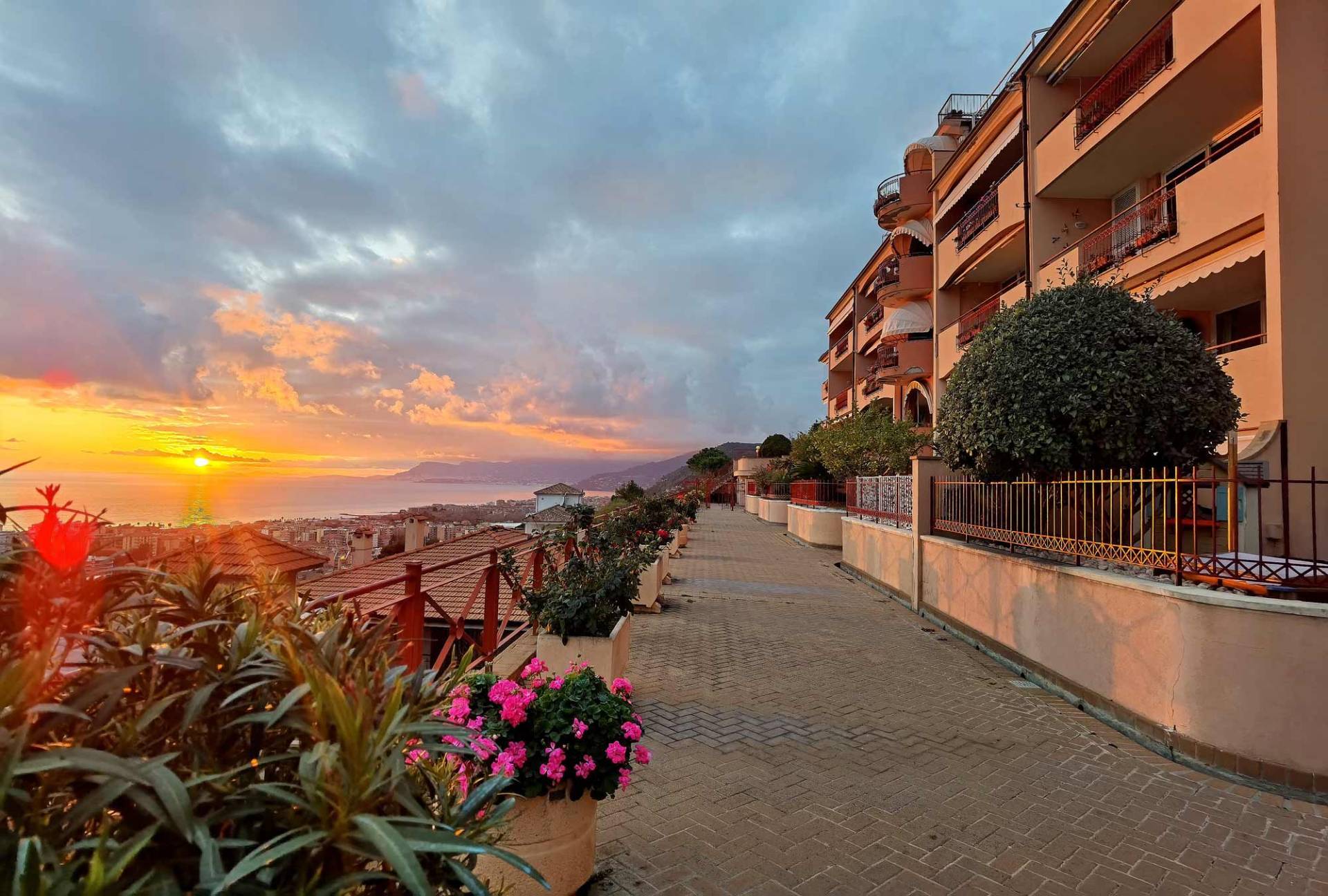 Vallecrosia exclusive top floor appartment for sale with terraces and stunning 180° sea views