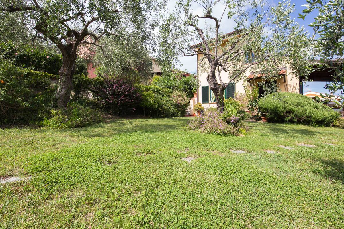 Villa for sale in Diano Marina with garden and sea view