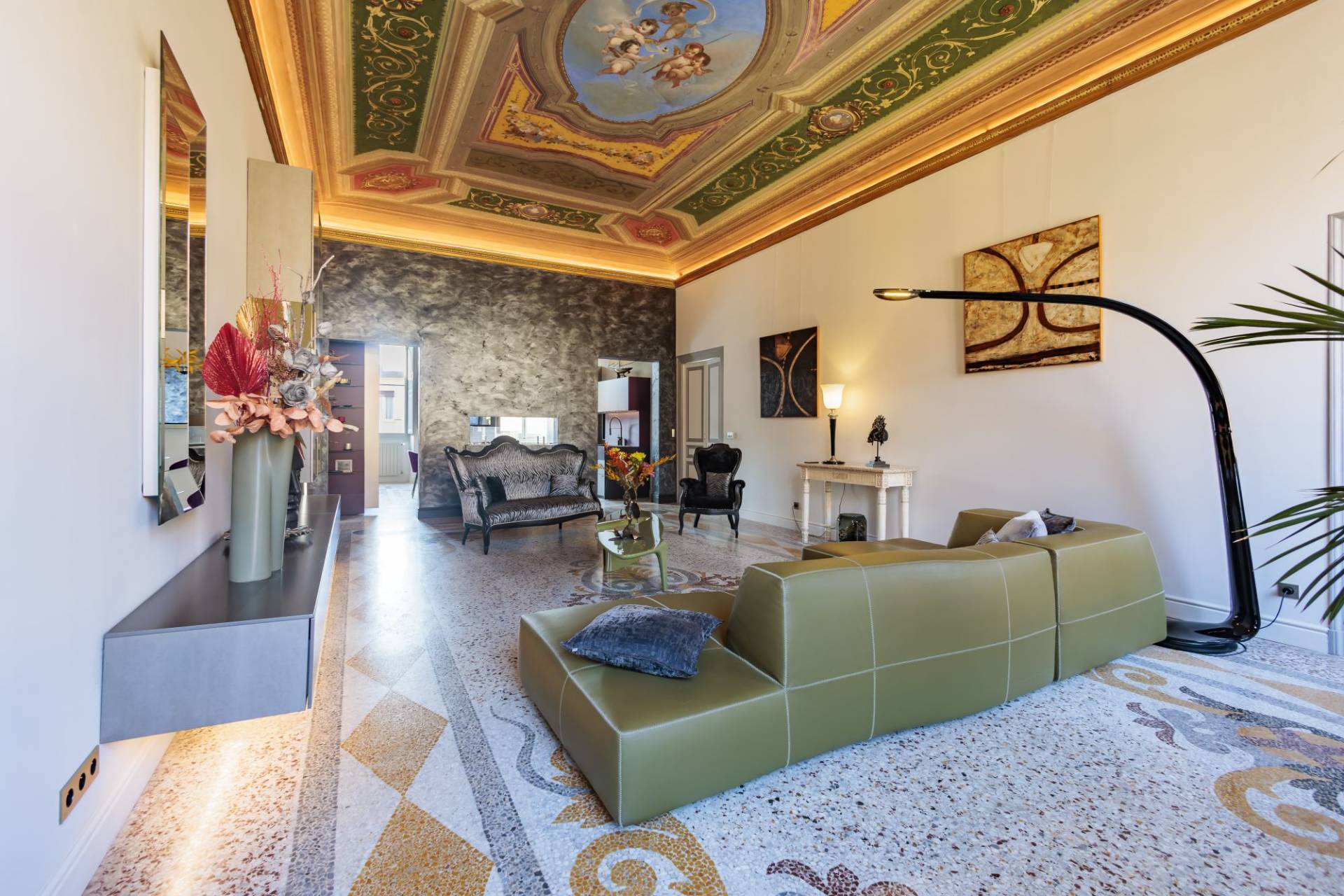 Prestigious frescoed apartment for sale in the heart of Imperia