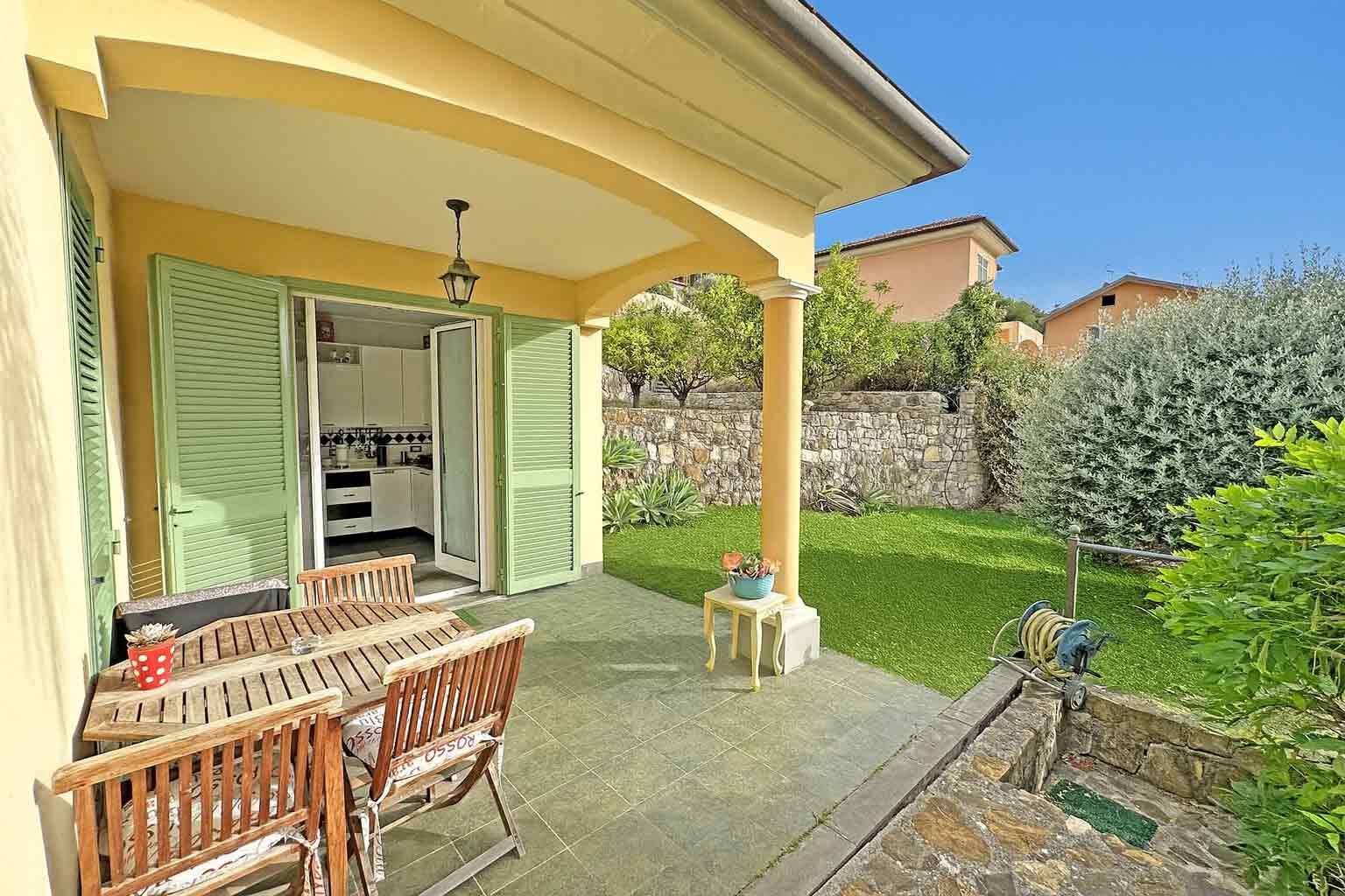 Villa for sale in Bordighera with private garden, terrace and large garage at walking distance to the sea