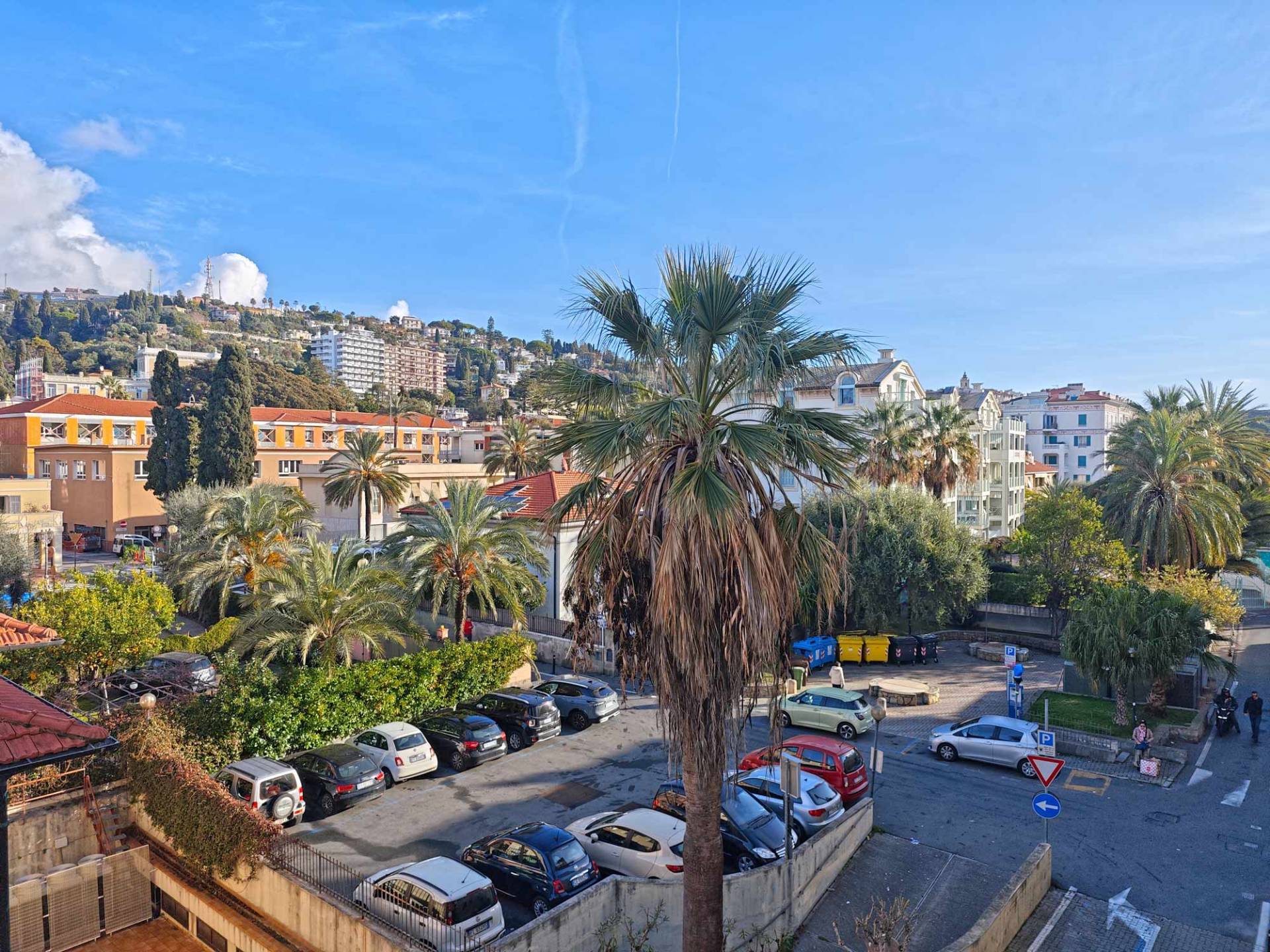Bordighera, very central one-bedroom apartment for sale with balcony