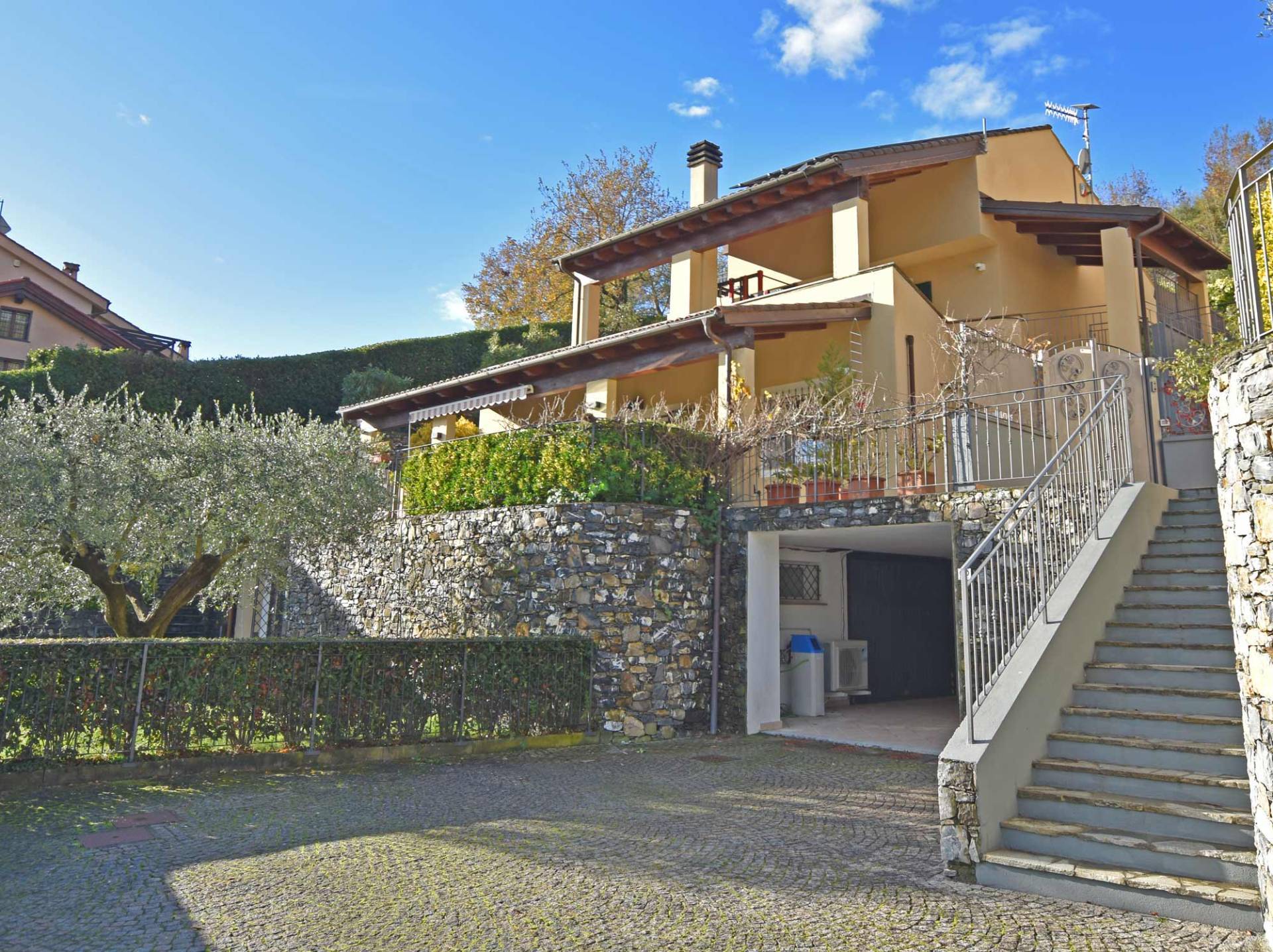 Villa with pool for Sale in the Garlenda Golf Club