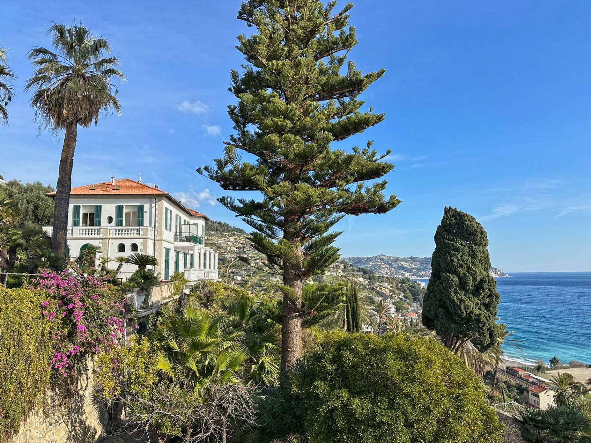 Bordighera top floor apartment for sale in character Villa with spectacular sea view