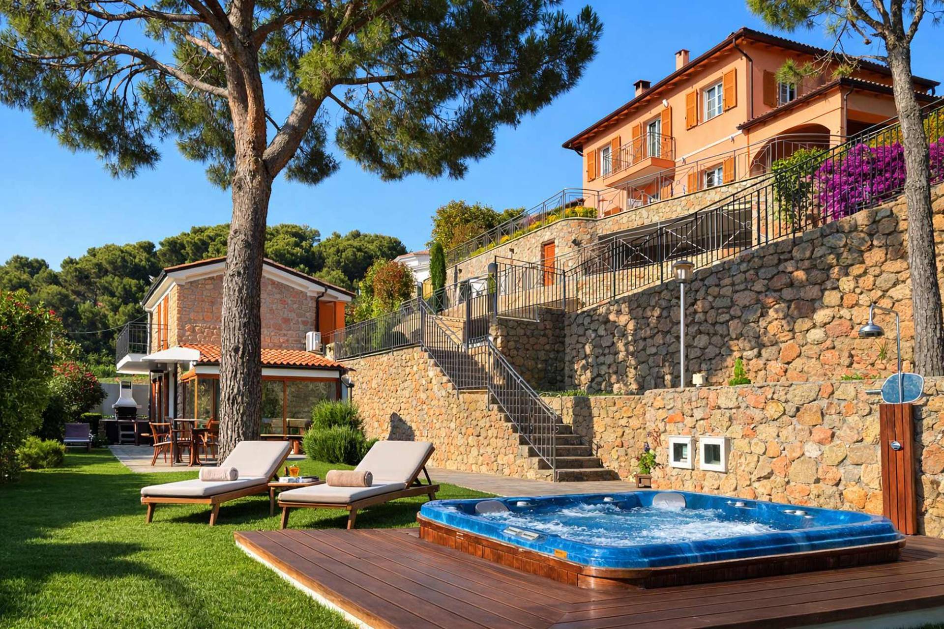 Prestigious villa for sale with dependance in Bordighera