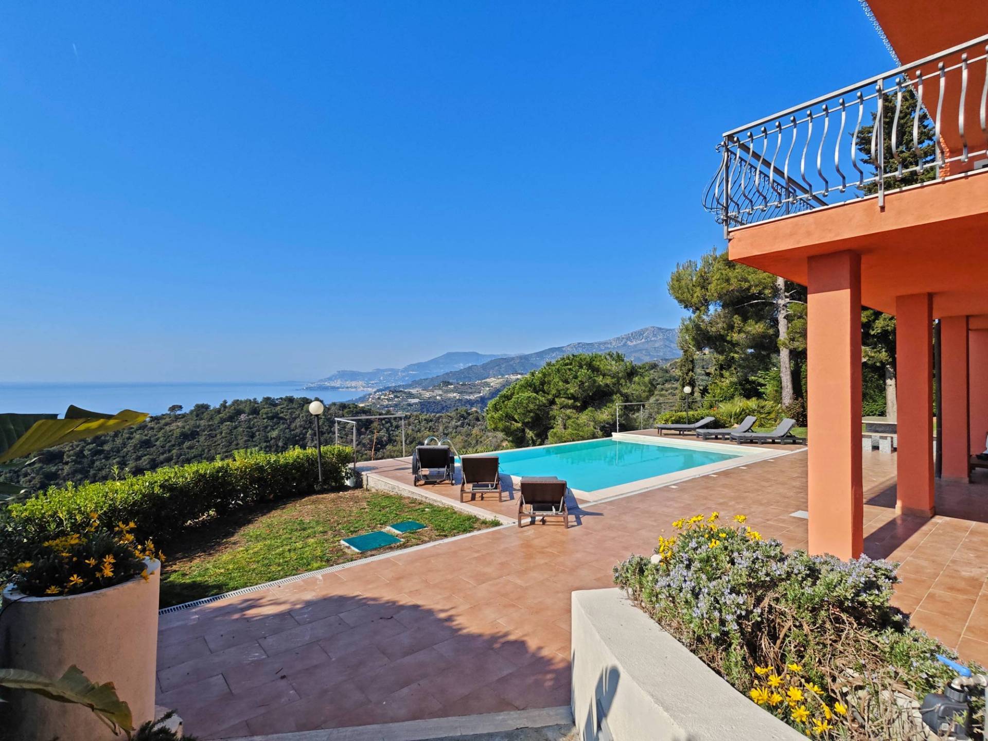 Camporosso, Villa for sale on the San Giacomo hill with panoramic sea views, infinity pool and lush garden