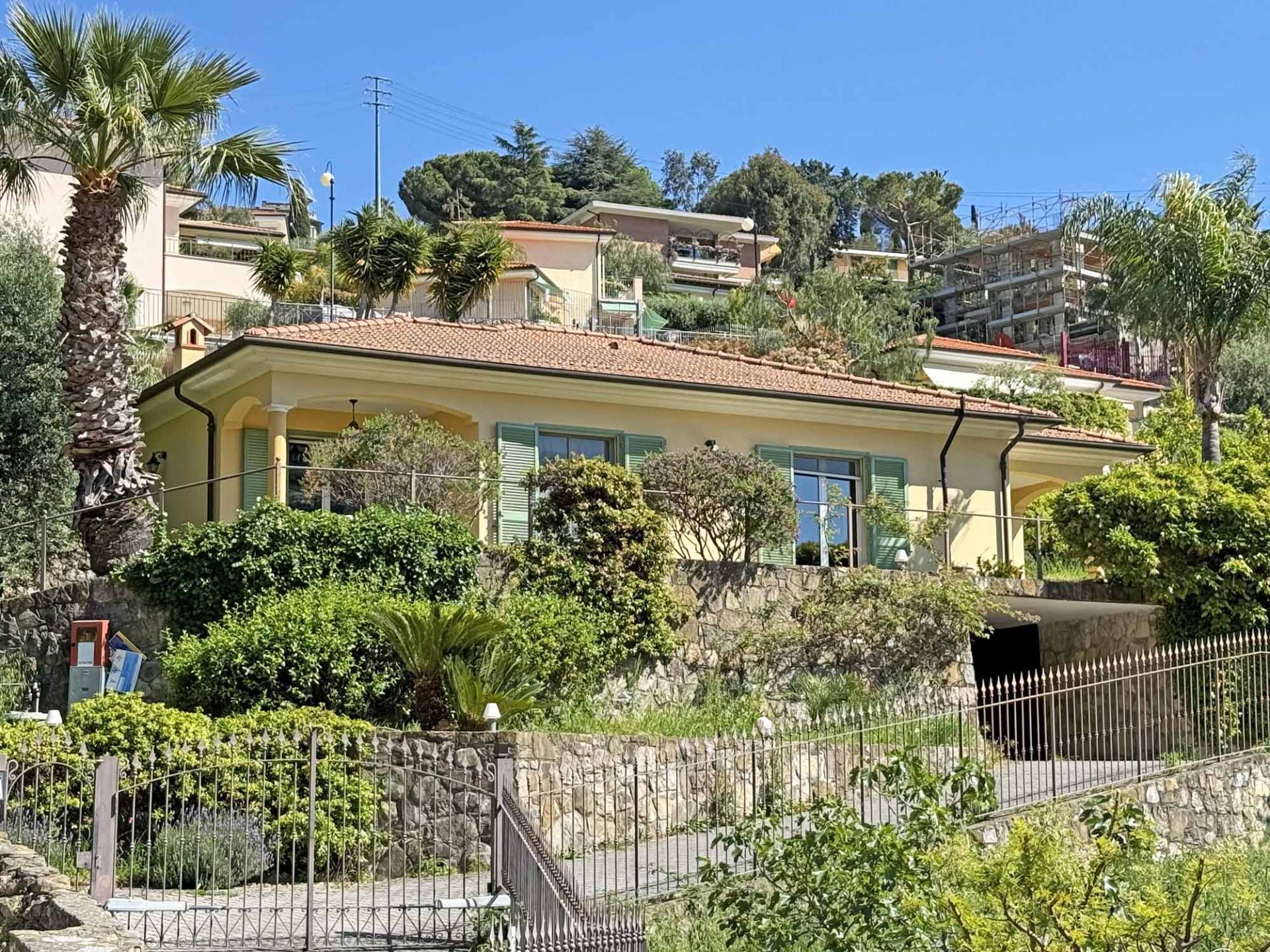 Villa for sale in Bordighera with private garden, terrace and large garage at walking distance to the sea