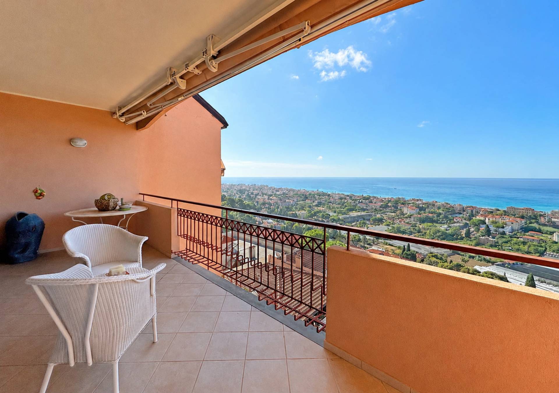 Vallecrosia exclusive top floor appartment for sale with terraces and stunning 180° sea views