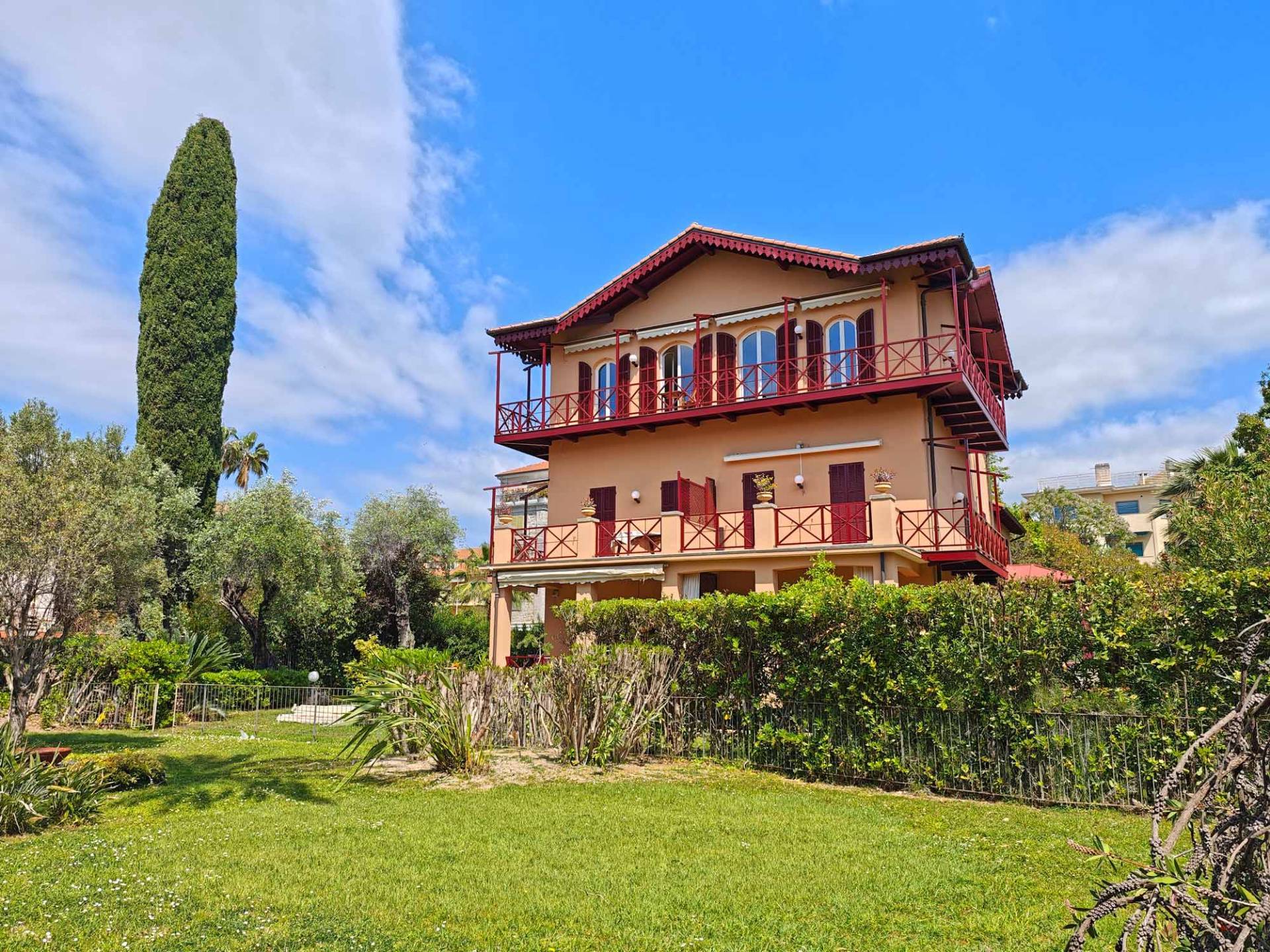 Bordighera elegant 3 bedroom, 2 bathroom appartment for sale in prestigious historical Villa, with private garden, terrace and garage