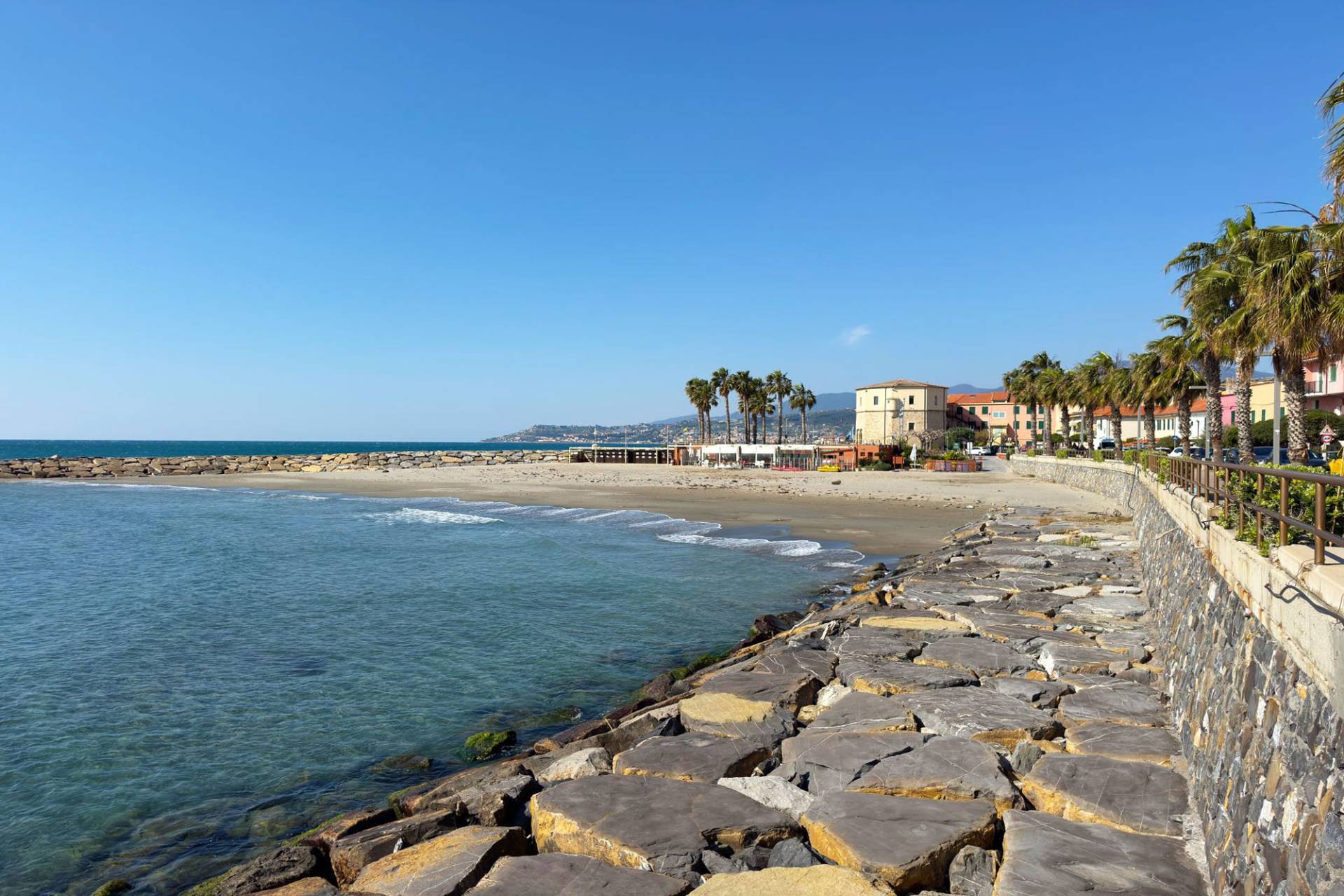 Renovated apartment on the seafront of Santo Stefano al Mare