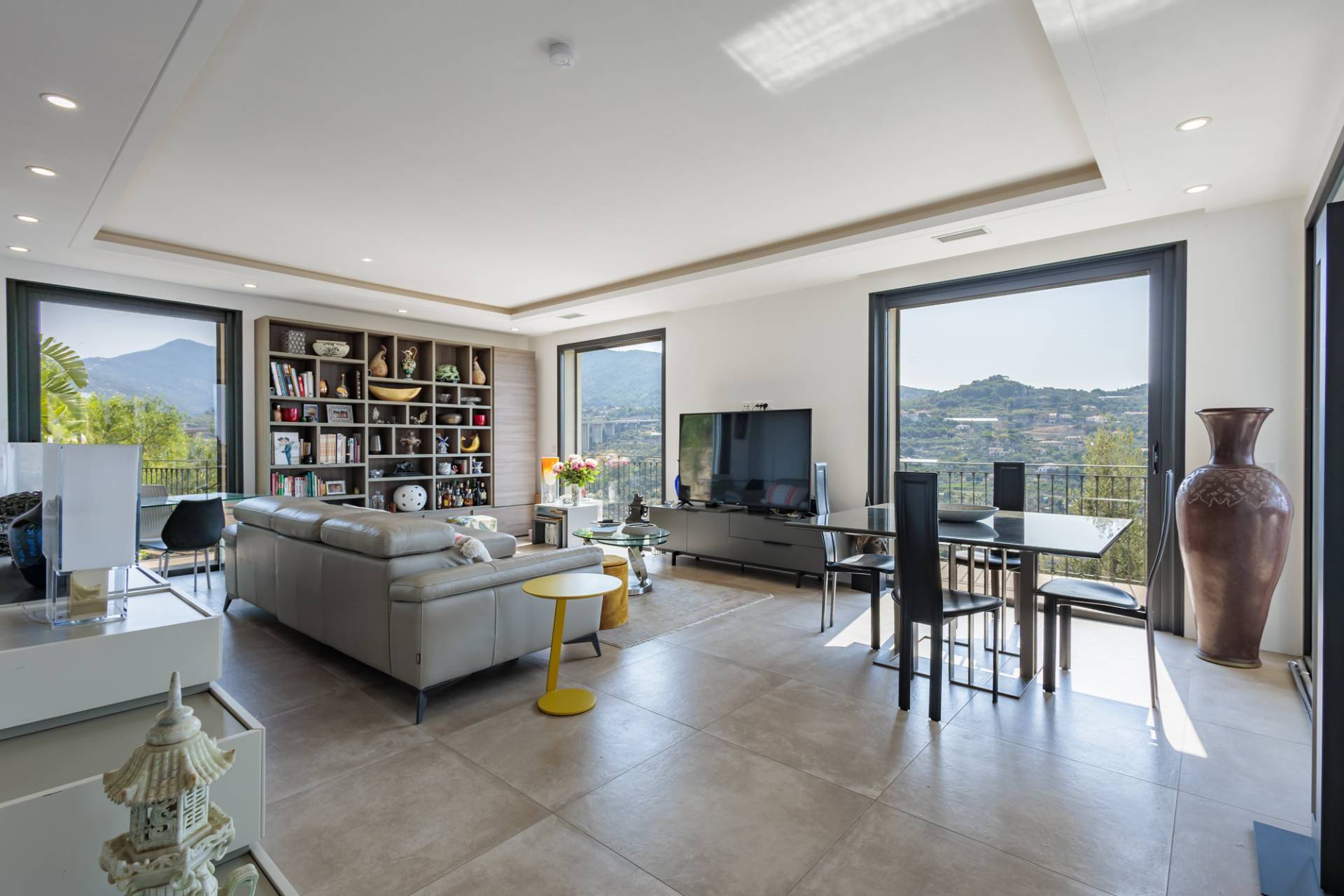 Modern Villa with sea view and large garden for Sale in Bordighera, just Minutes from the beaches