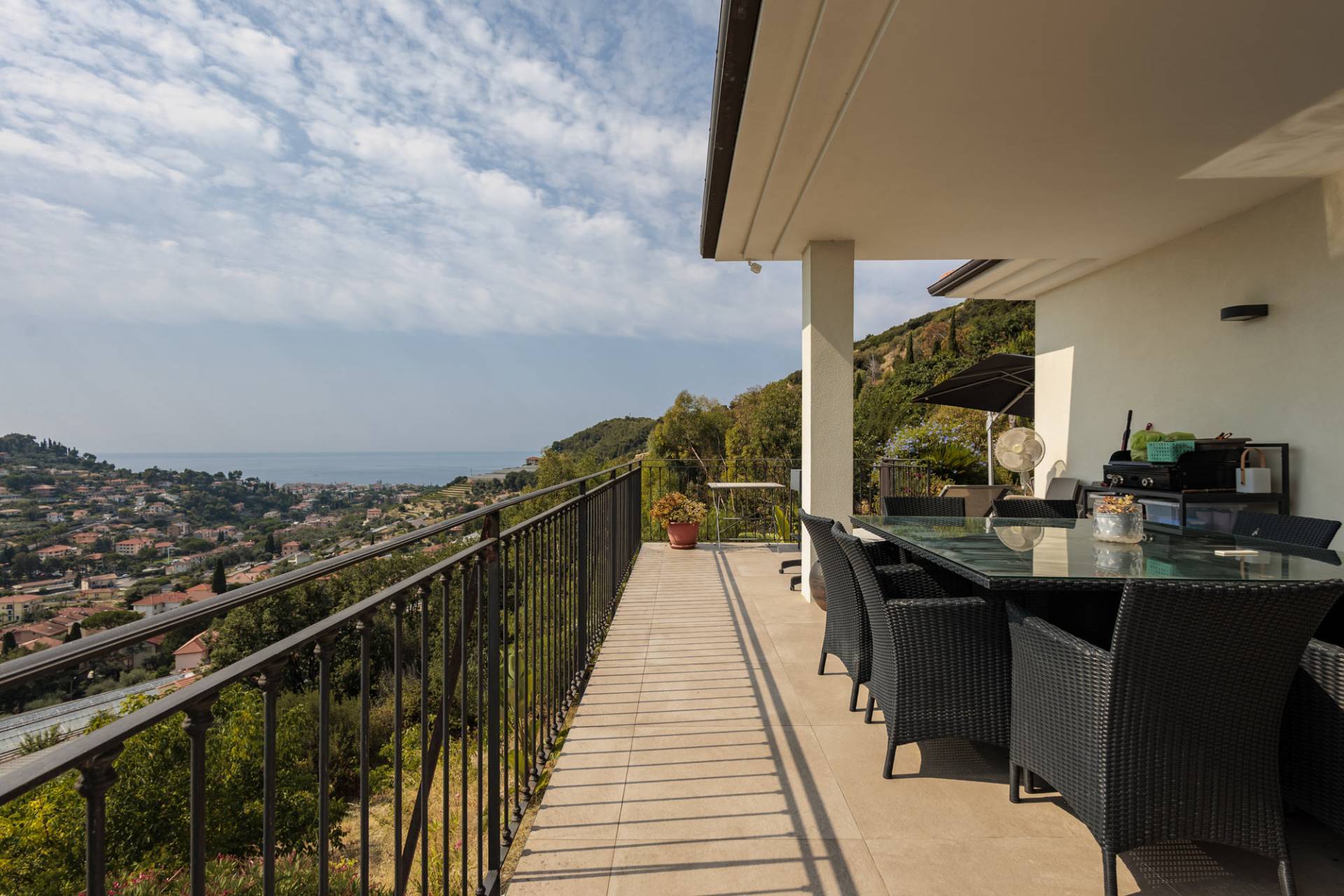 Modern Villa with sea view and large garden for Sale in Bordighera, just Minutes from the beaches Modern Villa with sea view and large garden for Sale in Bordighera, just Minutes from the beaches