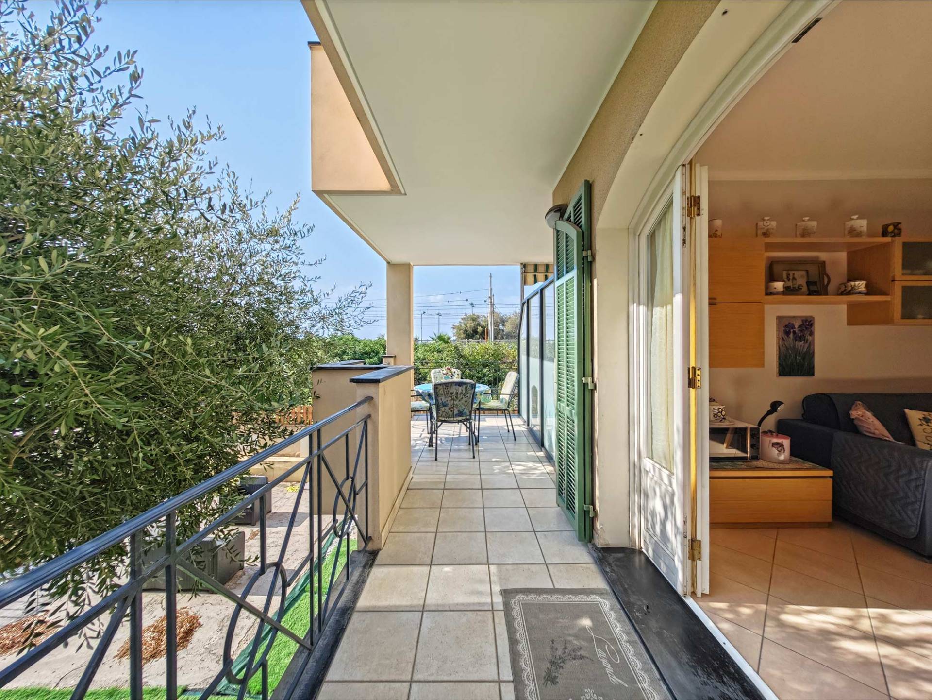 Bordighera one-bedroom apartment for sale in the first row near the seafront, with terrace, balcony and spacious garage Bordighera one-bedroom apartment for sale in the first row near the seafront, with terrace, balcony and spacious garage