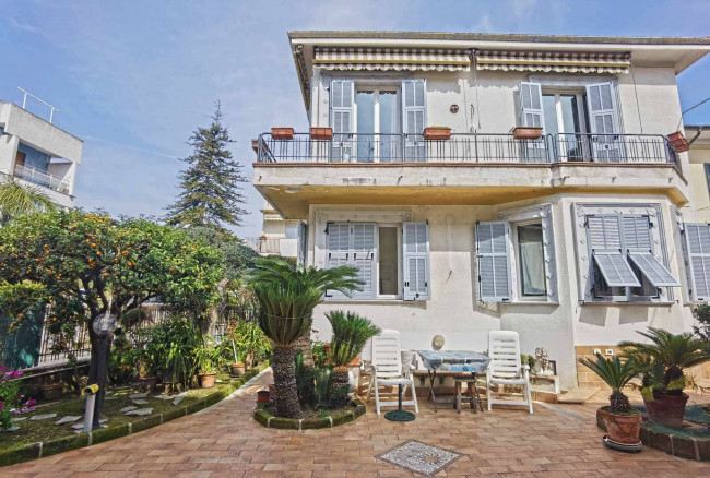 Villa in vendita a Bordighera (IM)