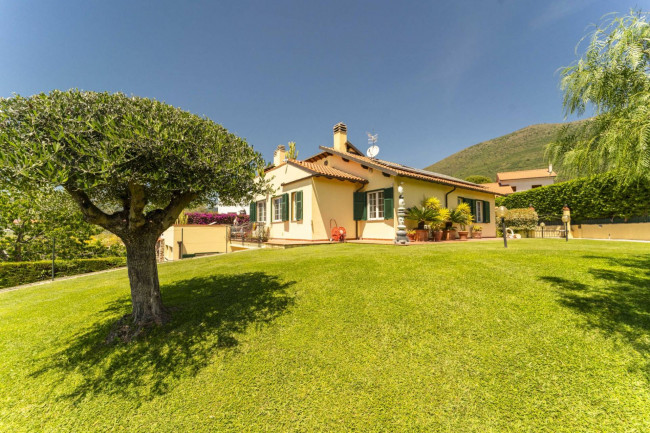Villa for sale in Cisano sul Neva