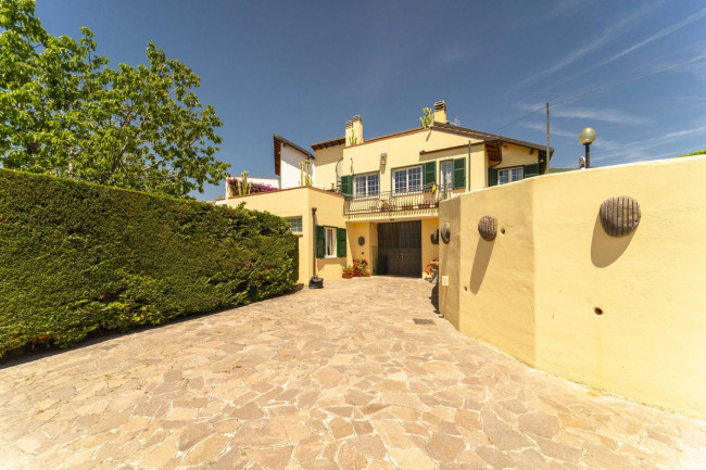 Villa for sale in Cisano sul Neva