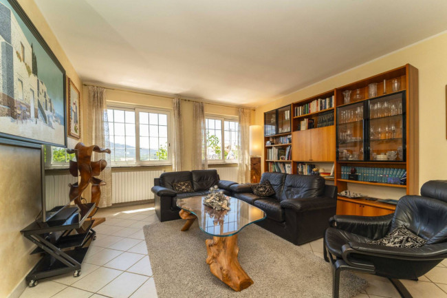 Villa for sale in Cisano sul Neva