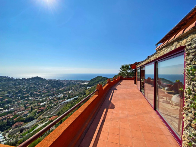 Villa for sale in Bordighera