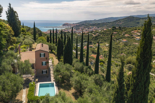 Villa for sale in Imperia