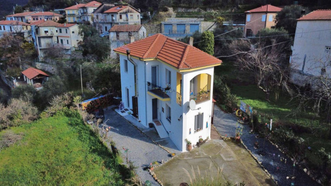 Villa for sale in Chiusanico