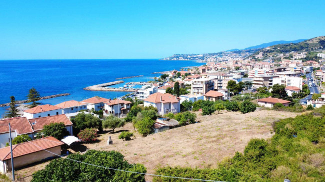 Villen/Häuser zum kaufen in Santo Stefano al Mare