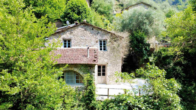 Casa di paese in vendita a Montalto Carpasio