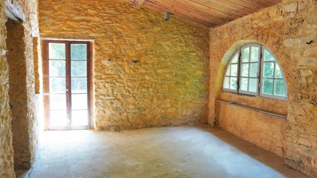 Casa di paese in vendita a Montalto Carpasio