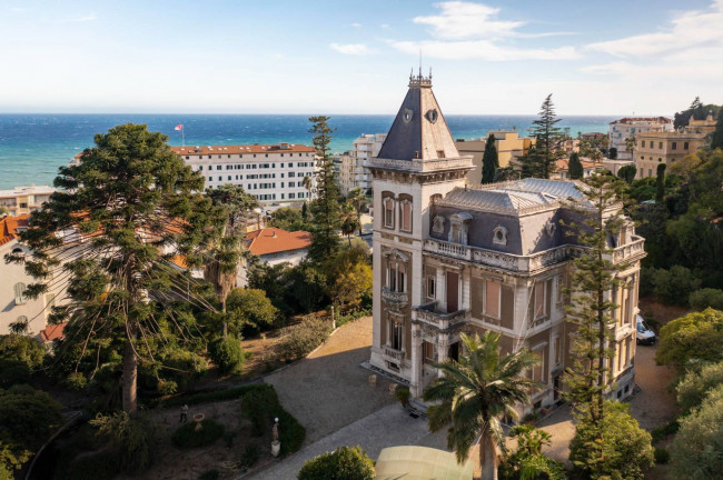 Вилла в продажа в Sanremo