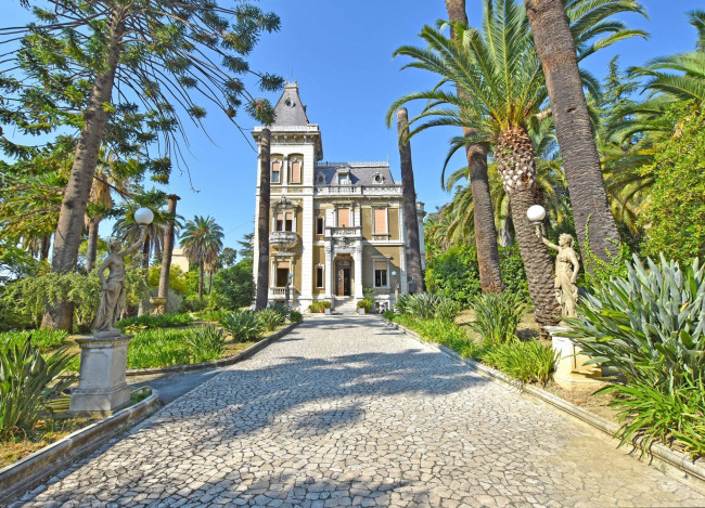 Вилла в продажа в Sanremo