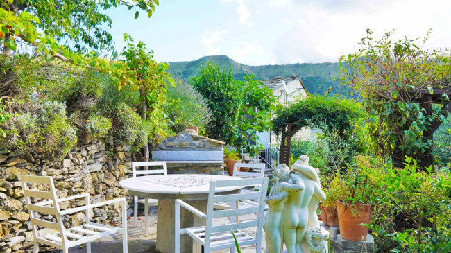 Casa di paese in vendita a Montalto Carpasio