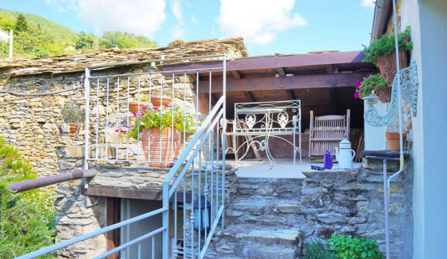 Casa di paese in vendita a Montalto Carpasio