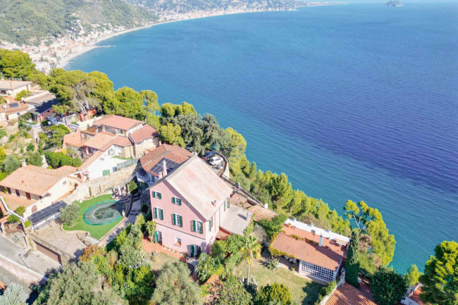 Villa for sale in Andora