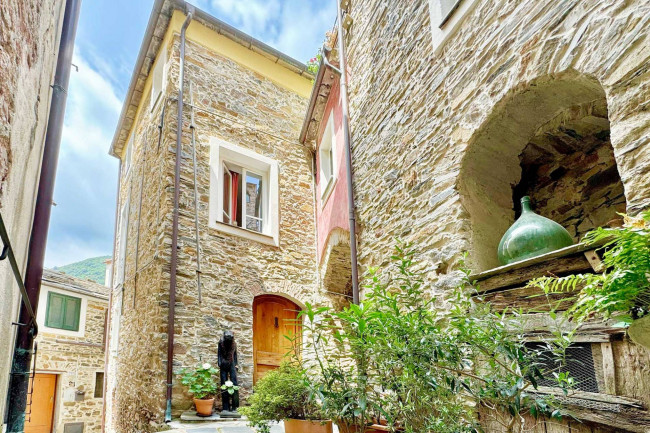 Casa di paese in vendita a Montalto Carpasio