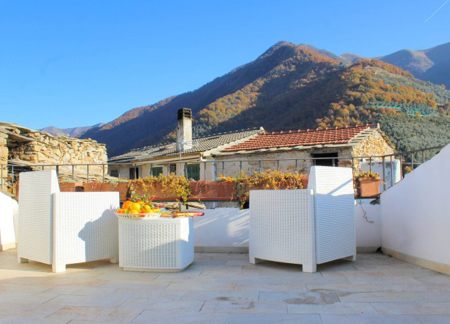 Casa di paese in vendita a Montalto Carpasio