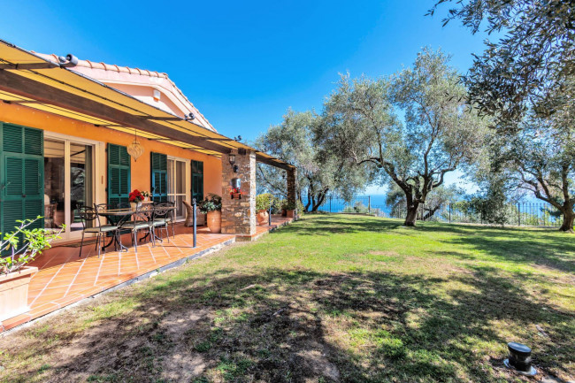 Villa in vendita a Cipressa