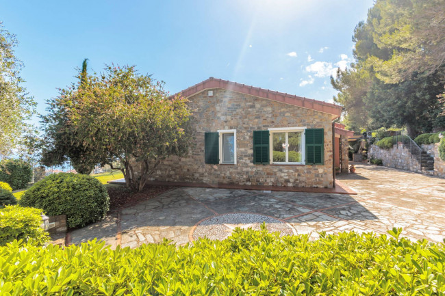 Villa in vendita a Cipressa