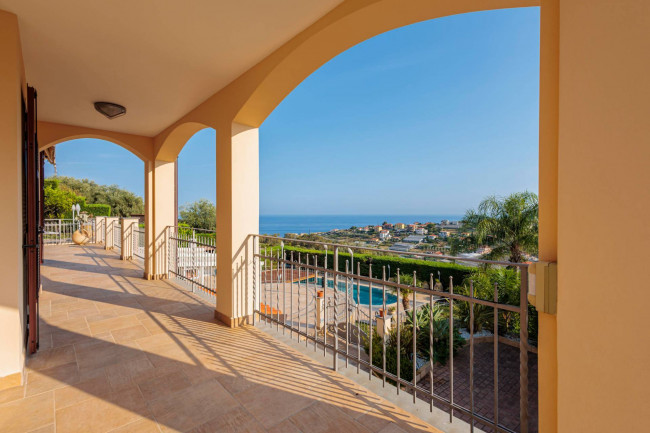 Вилла в продажа в Sanremo
