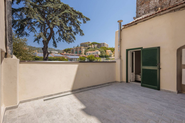 Квартира в продажа в Santo Stefano al Mare