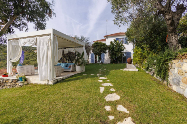 Villa for sale in Imperia