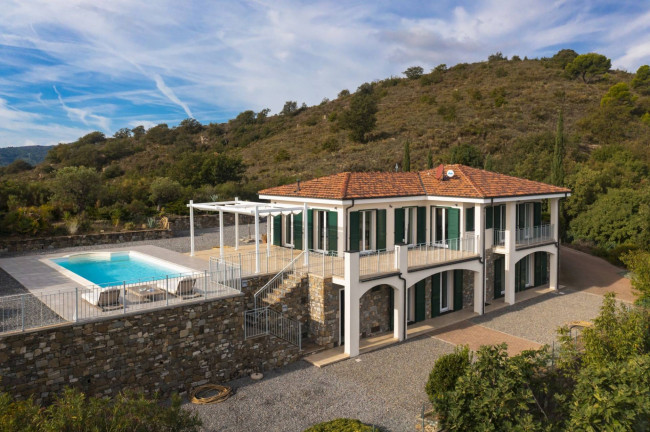 Villa for sale in Dolcedo