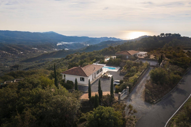 Villa for sale in Dolcedo