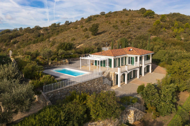 Villa for sale in Dolcedo