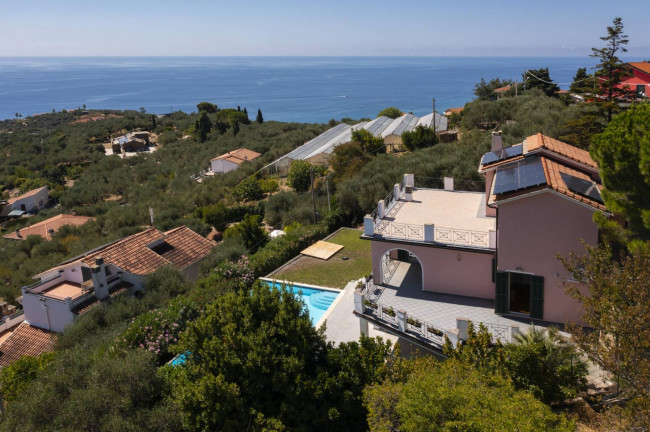 Villa for sale in Imperia